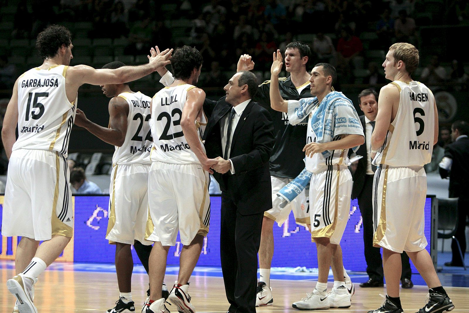 El entrenador del Real Madrid Ettore Messina, felicita a sus jugadores al término del primer cuarto del partido de la segunda jornada de la Euroliga.