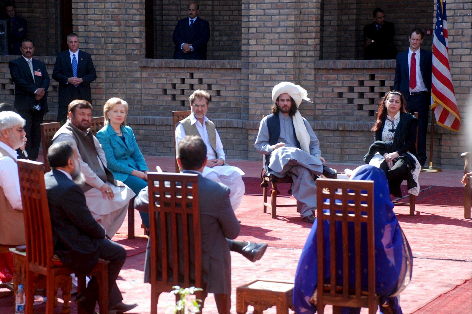 La secretaria de Estado norteamericana, Hillary Clinton, durante su encuentro con los miembros de una tribu del noroeste paquistaní, en Islamabad.