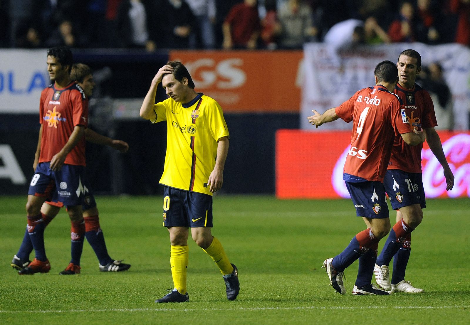 El jugador del Barcelona Leo Messi se lamenta tras el gol marcado por el Osasuna.