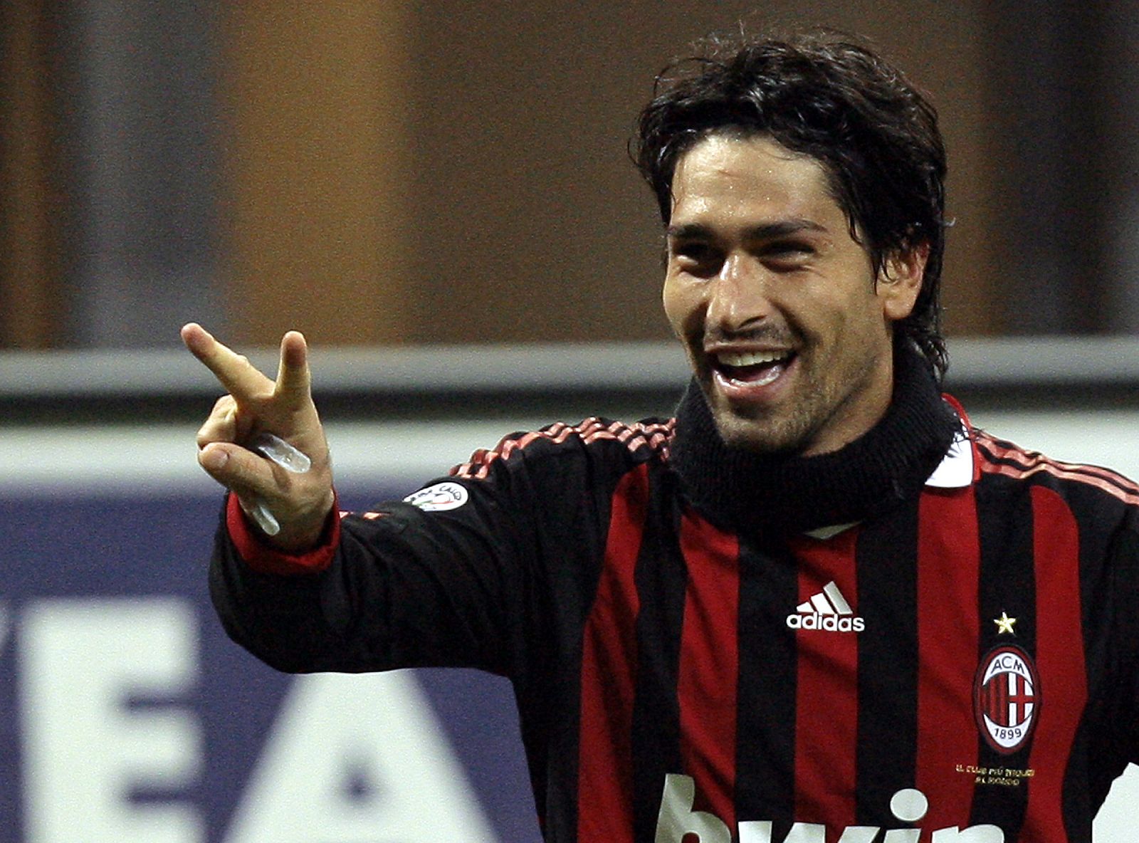 El jugador del AC Milan Marco Borriello celebra su segundo gol.