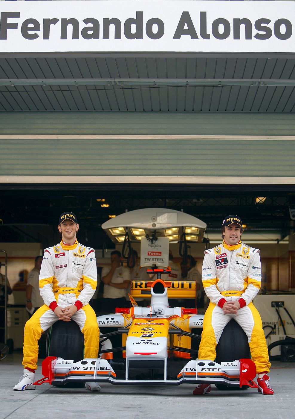 Alonso y Grosjean, en la última foto del español en el box de Renault.