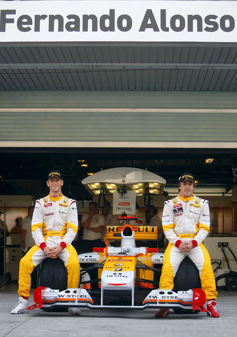 Alonso y Grosjean, en la última foto del español en el box de Renault.