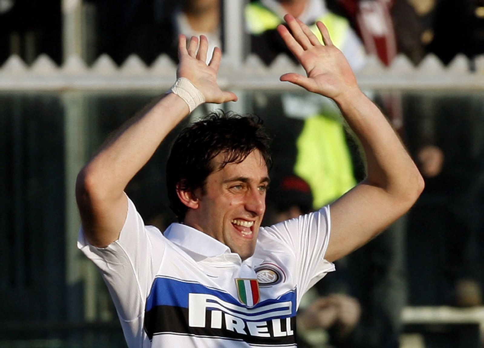 Diego Milito celebra su gol ante el Livorno.