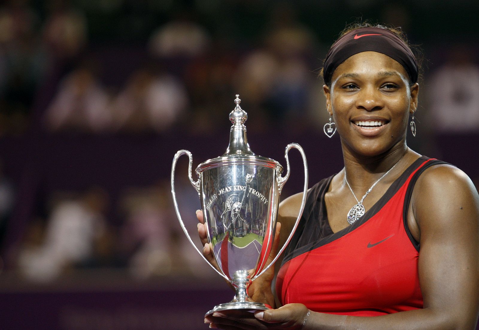 Serena Williams posa con su trofeo de 'Maestra' del circuito femenino.