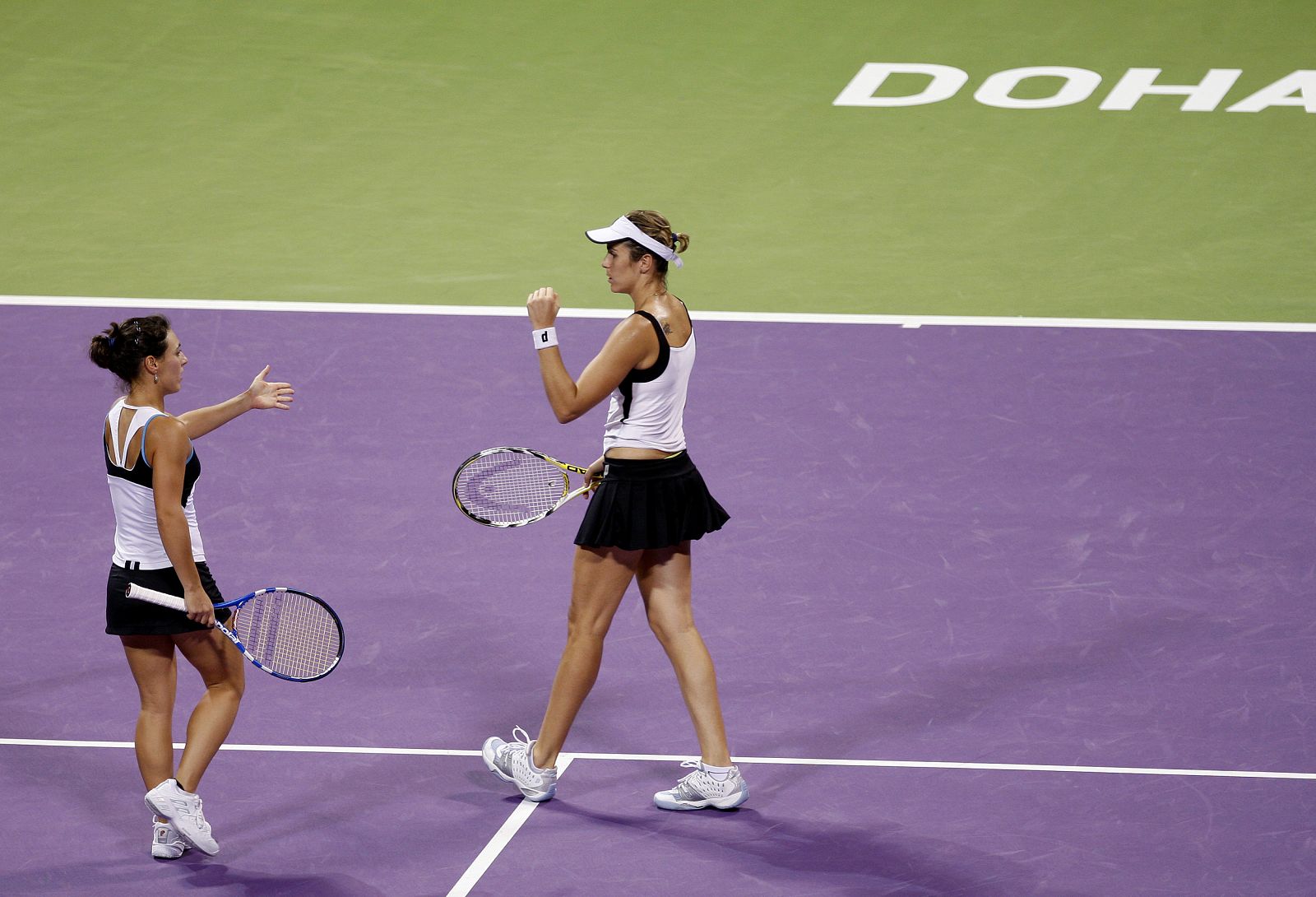 La pareja española formada por Nuria Llagostera y María Jose Martinez, durante un partido.