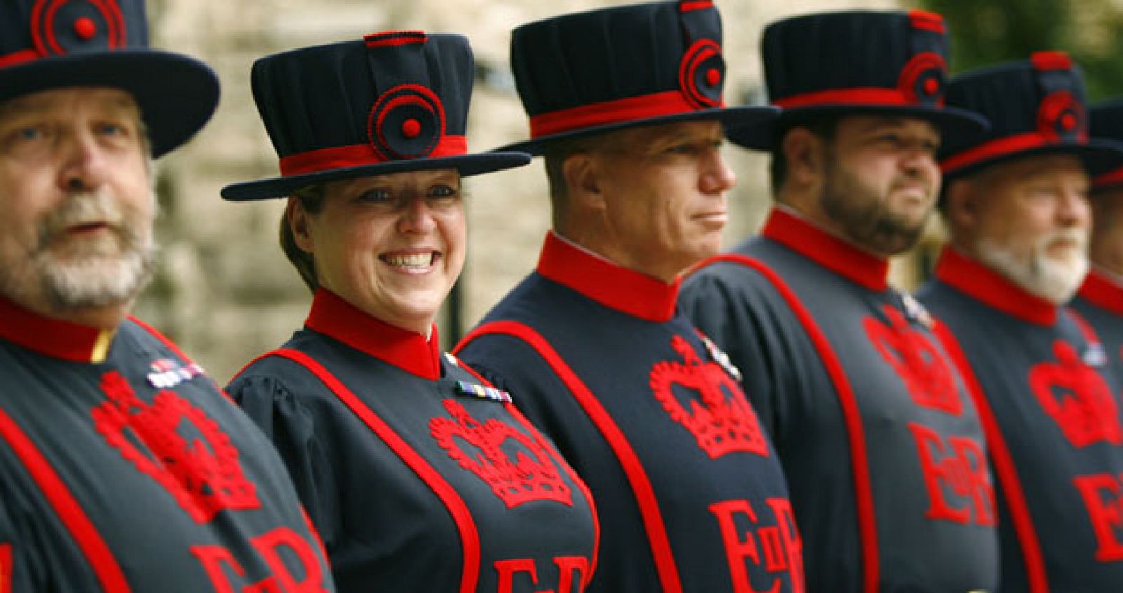 Moira Cameron, la primera mujer Beefeater, en trabajar en la Torre de Londres