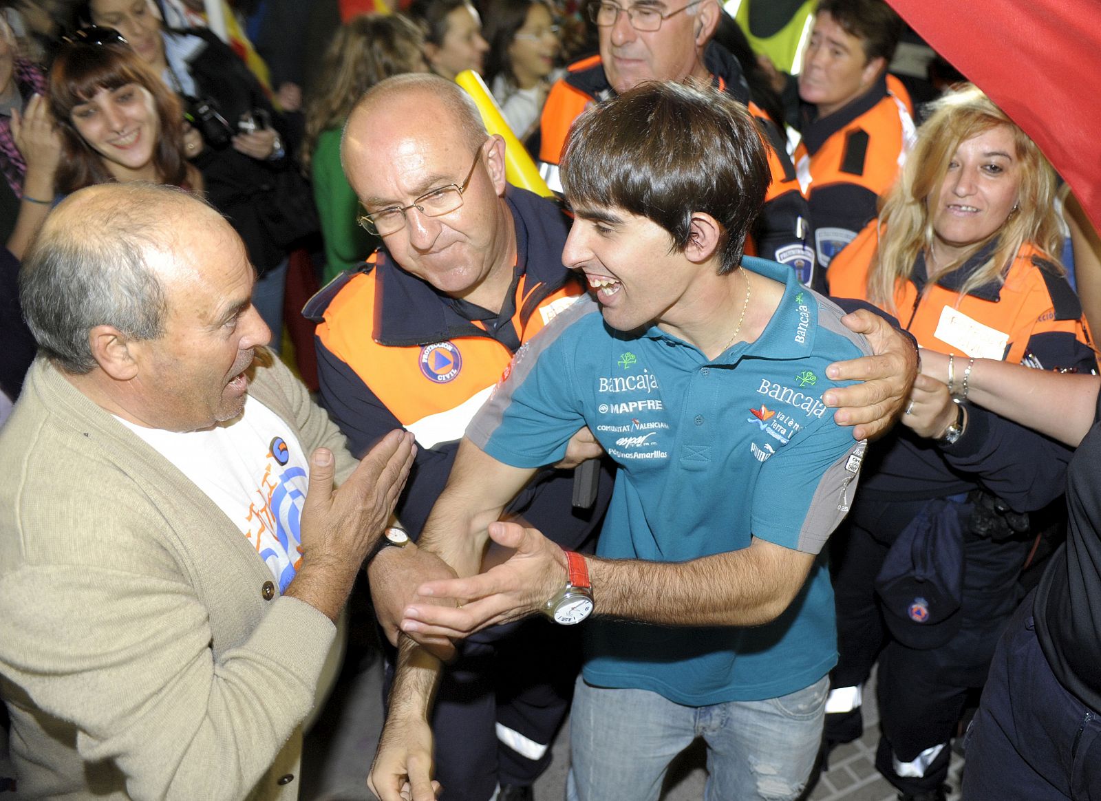 Simón, ganador del Mundial de 125, celebra el título con sus vecinos de Villacañas.