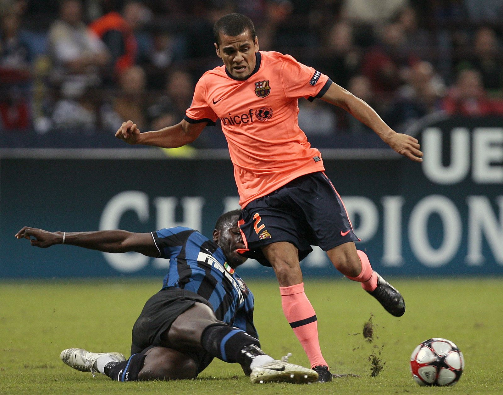 El jugador del Barcelona Dani Alves, durante el partido de Liga de Campeones ante el Inter de Milán.