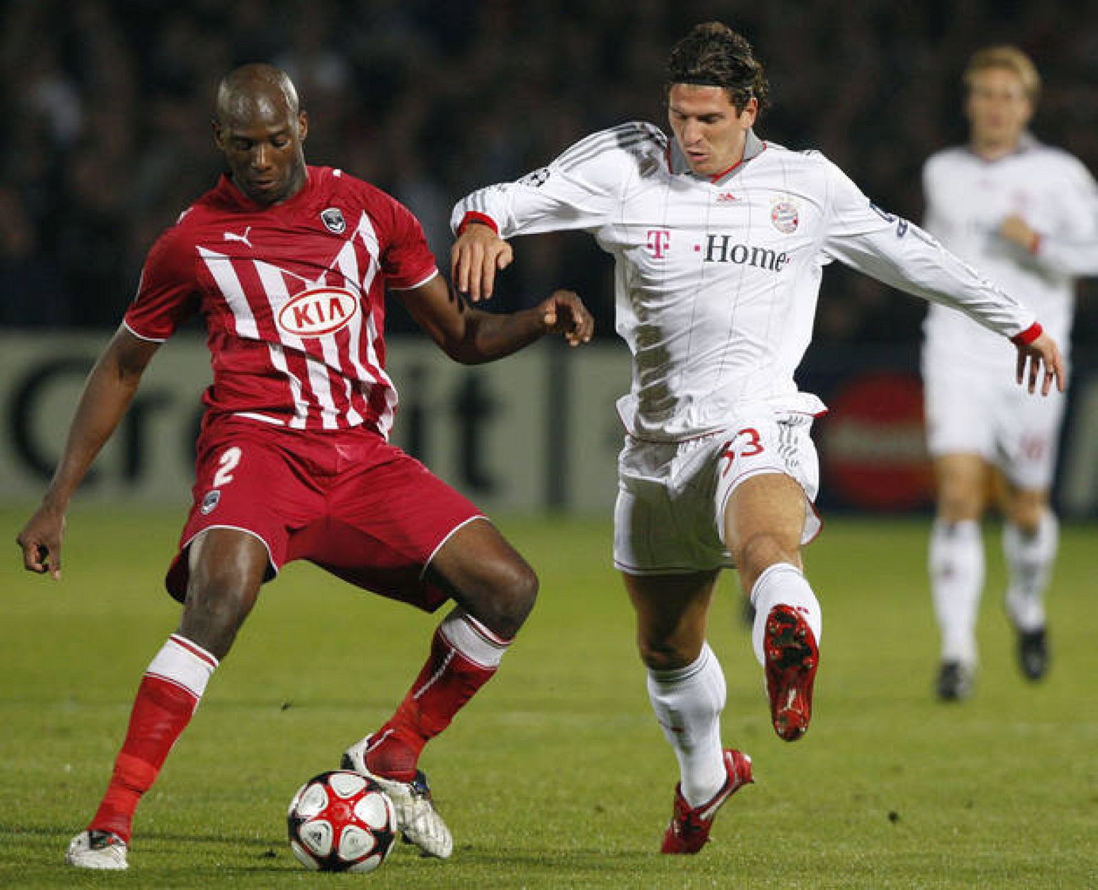 Ciani, del Girondins, y Mario Gómez, del Bayern, en el último encuentro.