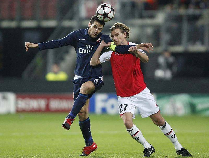 Cesc Fábregas intentará guiar a su equipo hacia la siguiente fase de la Liga de Campeones.