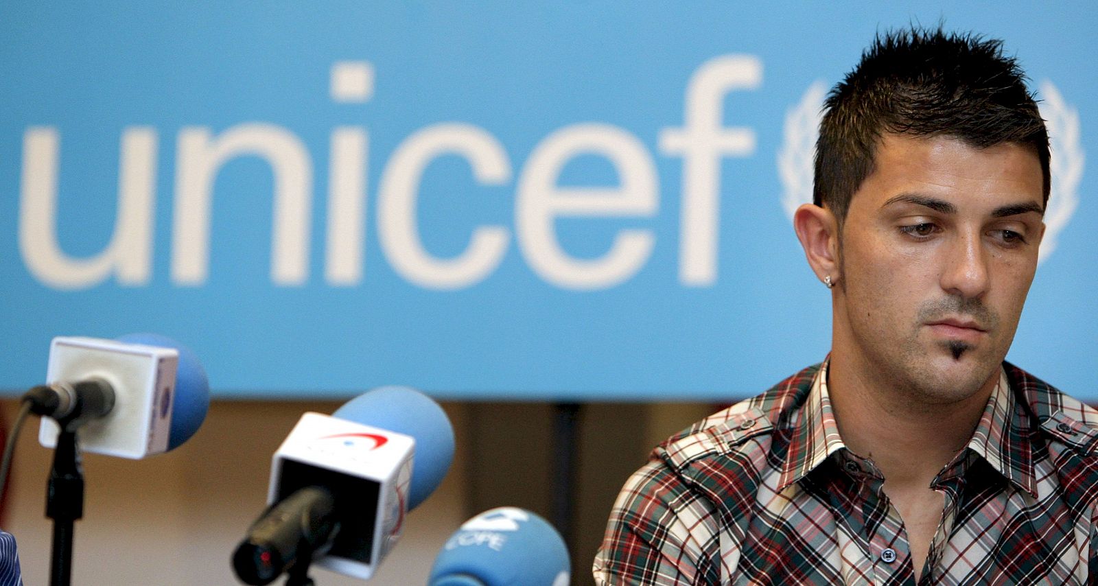 El jugador del Valencia David Villa durante la presentación de la campaña de tarjetas y regalos 2009 de UNICEF