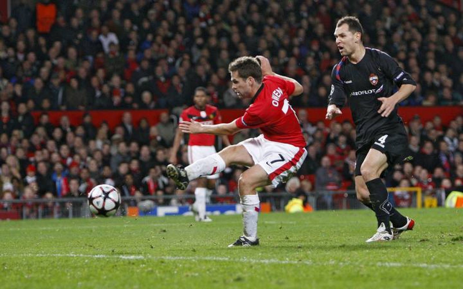 El delantero del Manchester United, Michael Owen (c), anota el primer gol de su equipo contra el CSKA 