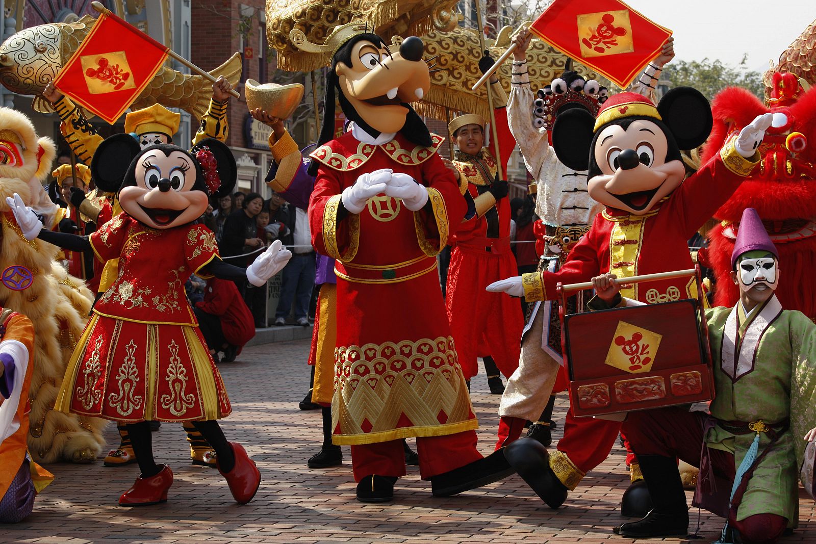 Los personajes de Disney posan en el parque de Hong Kong