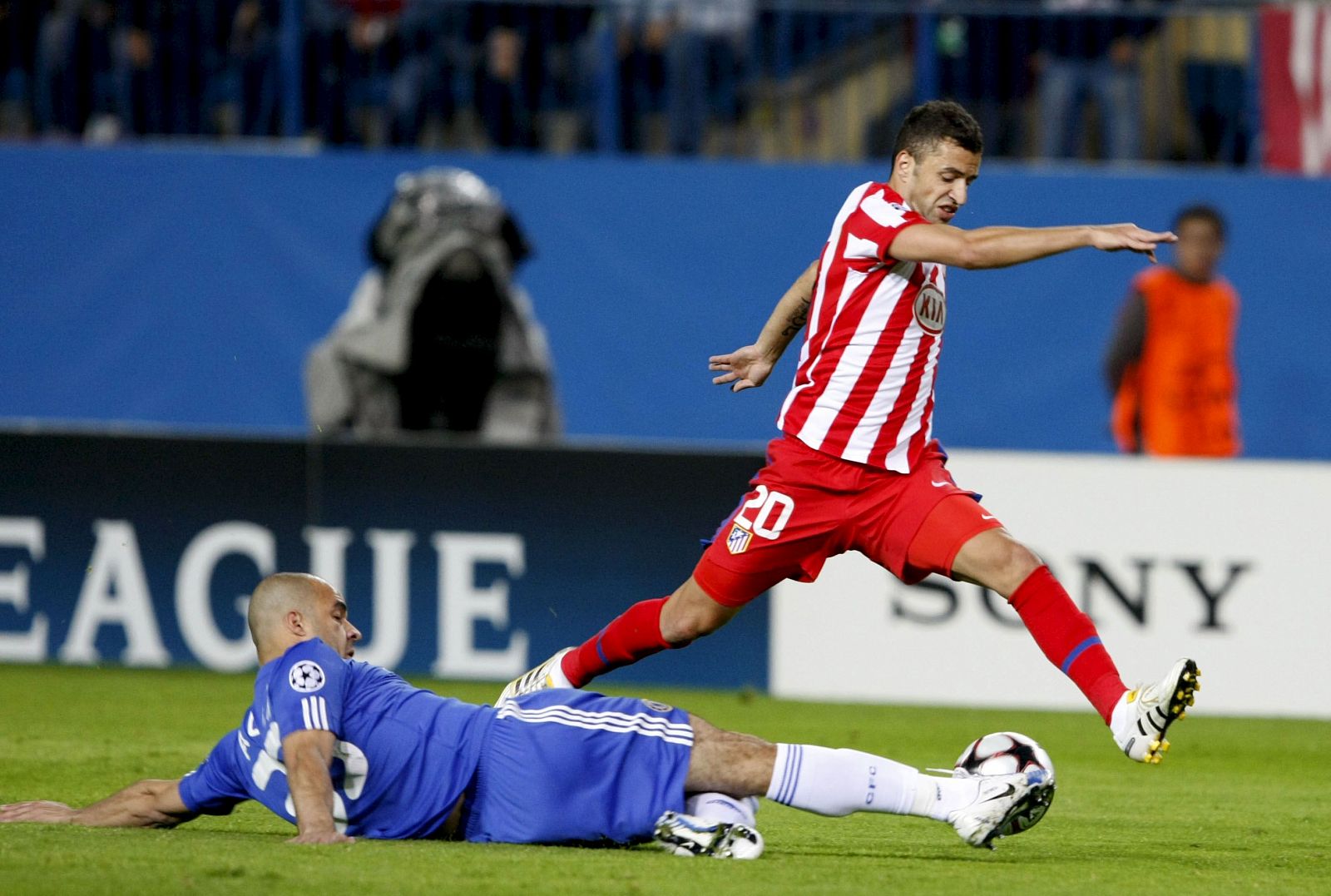 El centrocampista del Atlético de Madrid, Simao arrebata el balón al defensa del Chelsea, Alex.