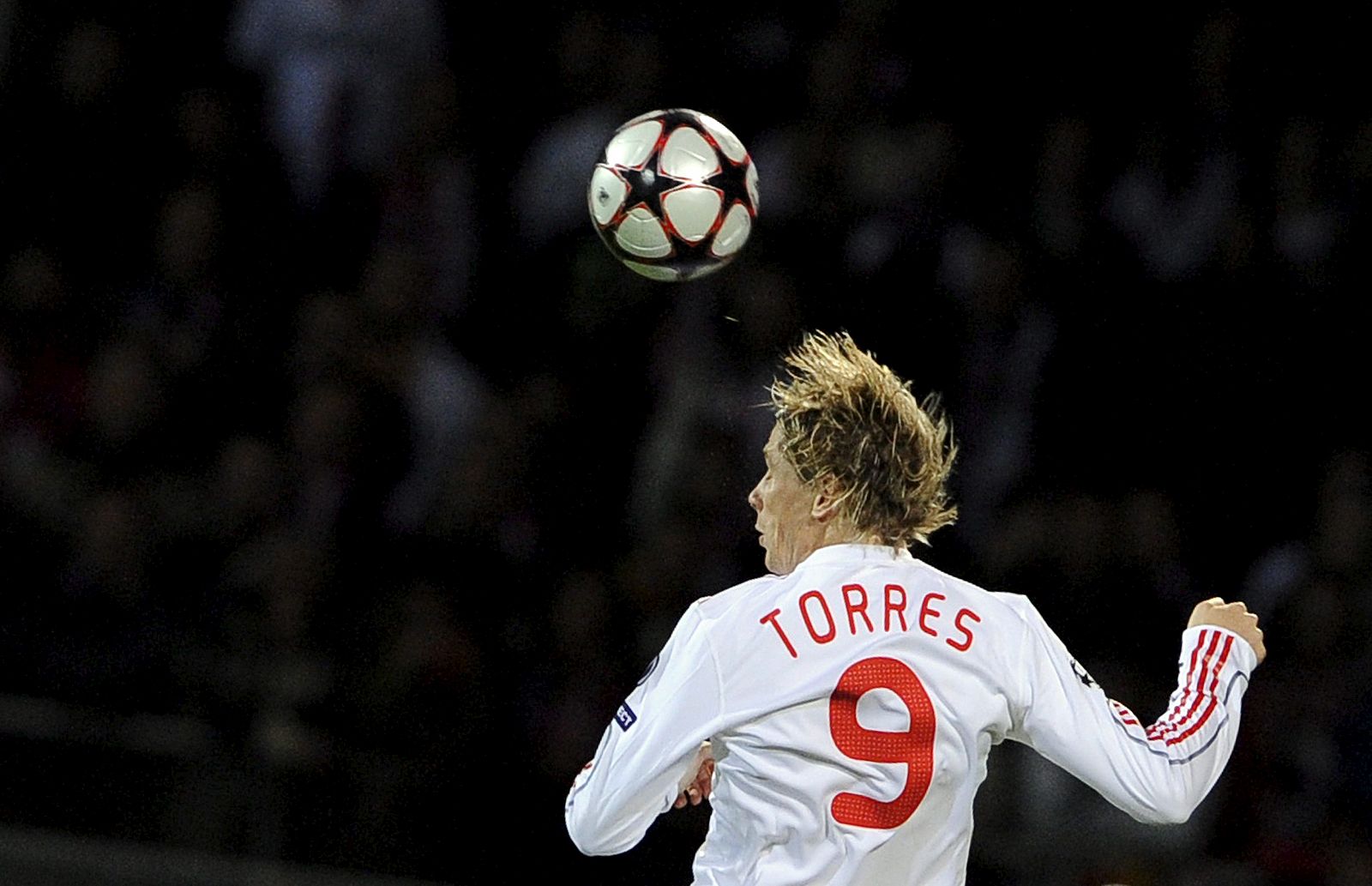 Fernando Torres recibe un pase durante un partido del grupo E de la Liga de Campeones que el equipo inglés disputa contra el Olympique de Lyon en Lyon.