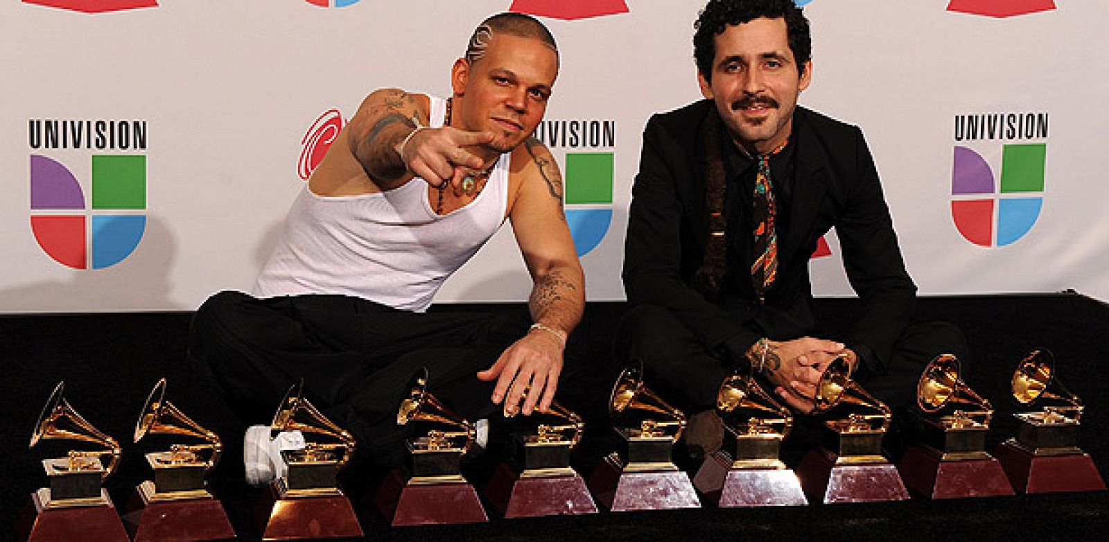 El dúo portorriqueño  'Calle 13' con los cinco Grammys conseguidos en esta edición y otros cuatro que ya tenían