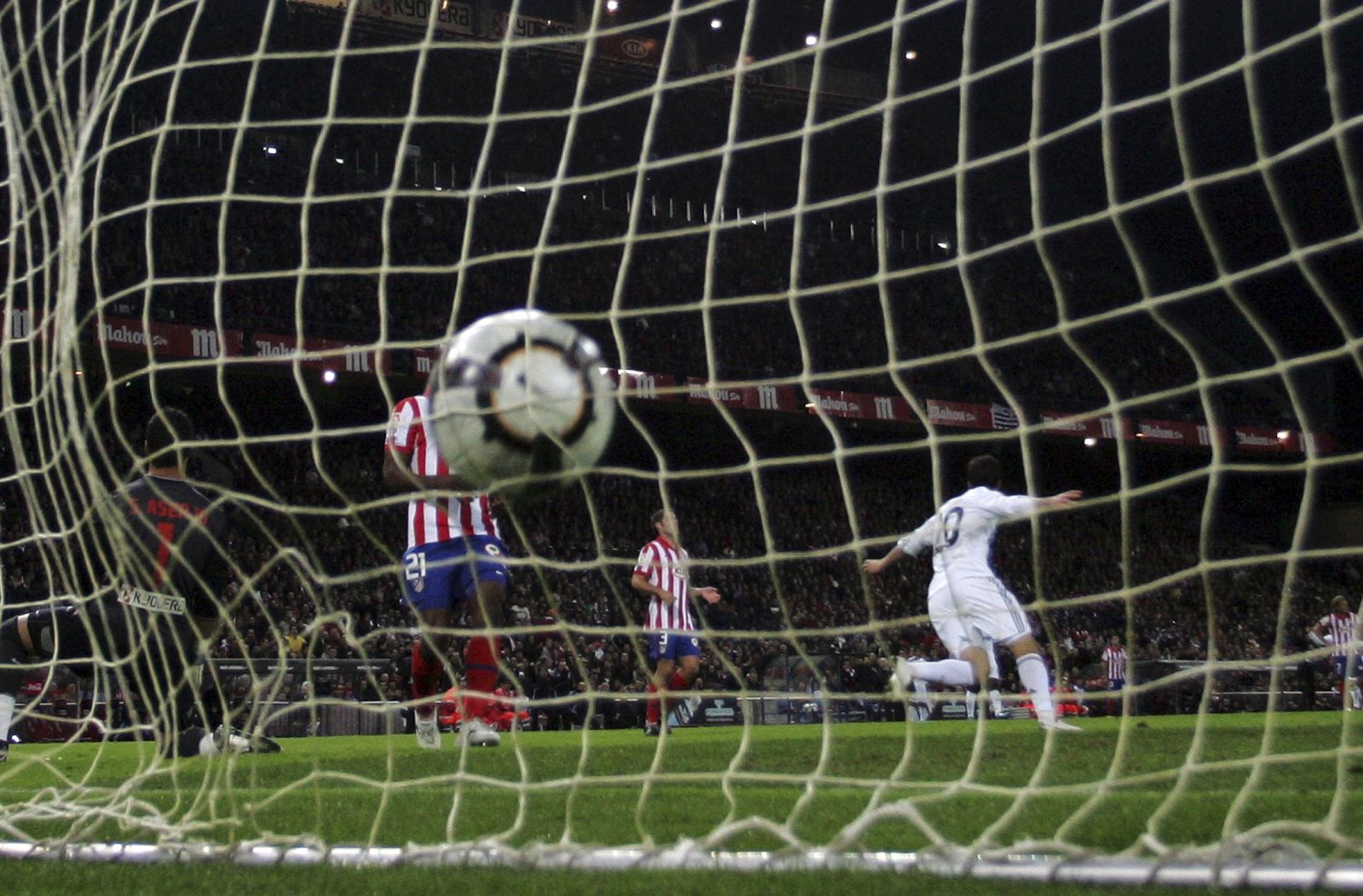 Higuaín celebra el tercer gol del Real Madrid ante el Atlético en el Calderón.