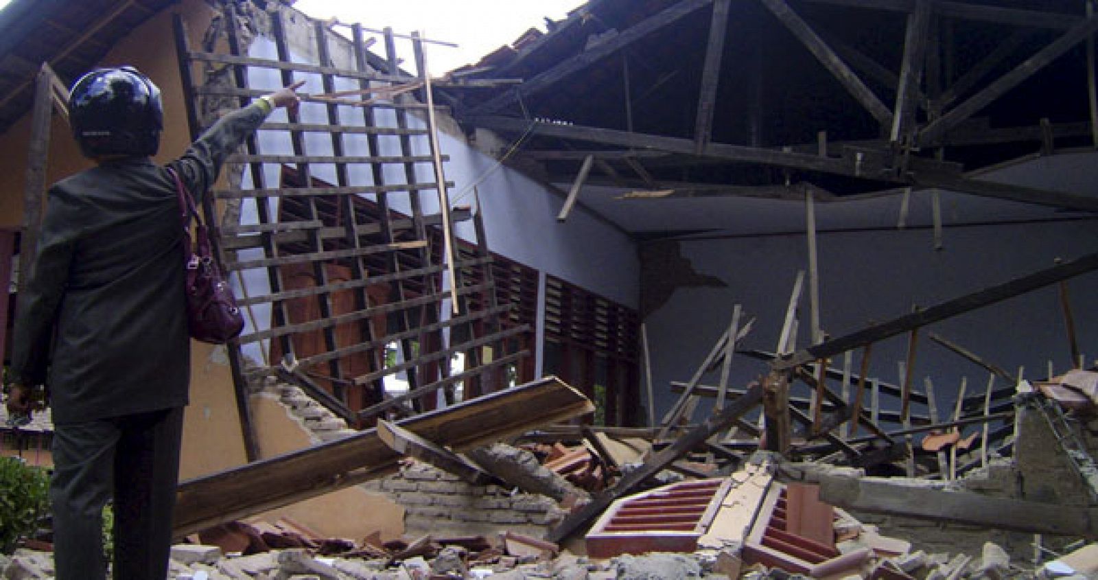 Al menos dos personas murieron y otras 38 resultaron heridas y varios edificios dañados cuando un terremoto de 6,7 grados de magnitud en la escala Richter golpeó este lunes el mar frente a la isla de Sumbawa en Indonesia.