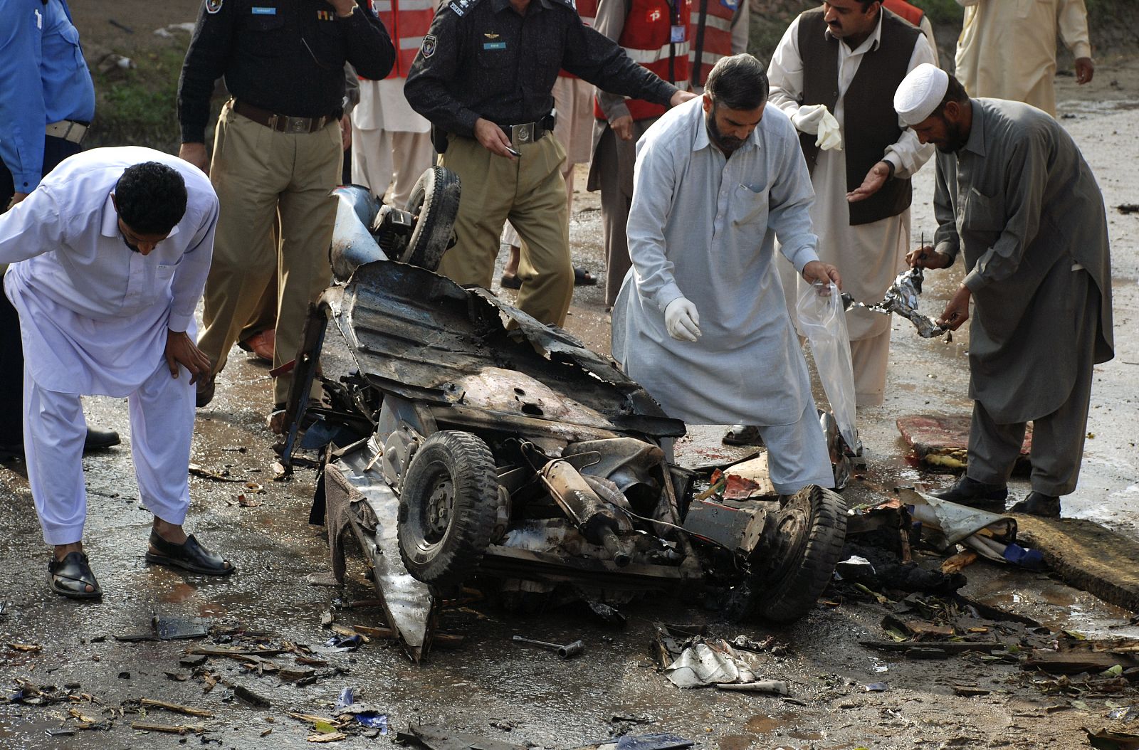 Restos del motocarro bomba en Peshawar
