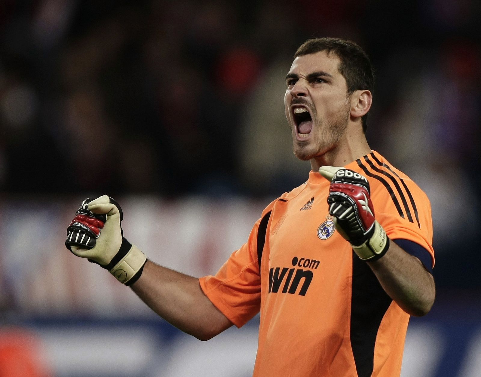 Casillas celebra la disputada victoria del Real Madrid en el Vicente Calderón