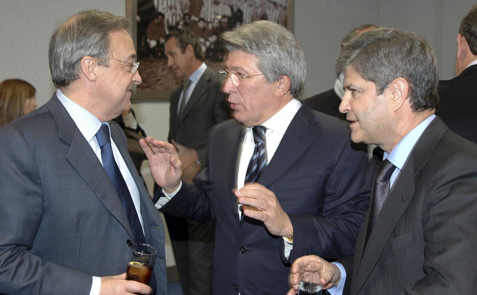 Florentino Pérez conversa en el palco del Vicente Calderón con Enrique Cerezo y Fernando Martín.