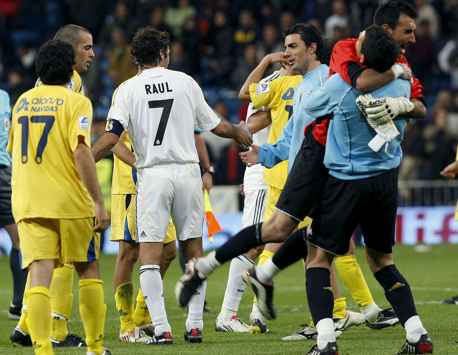 Los jugadores del Alcorcón saludan al capitán del Real Madrid Raúl González.