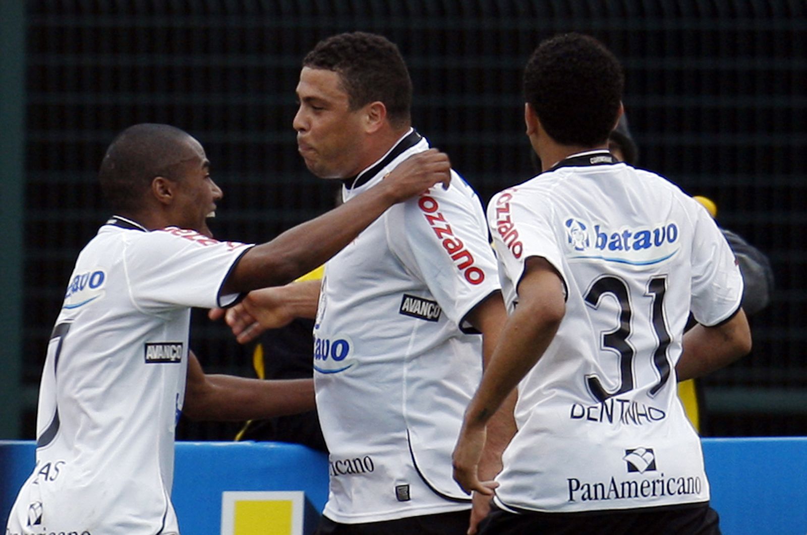 Ronaldo, con un marcado físico, celebra un gol con el Corinthians