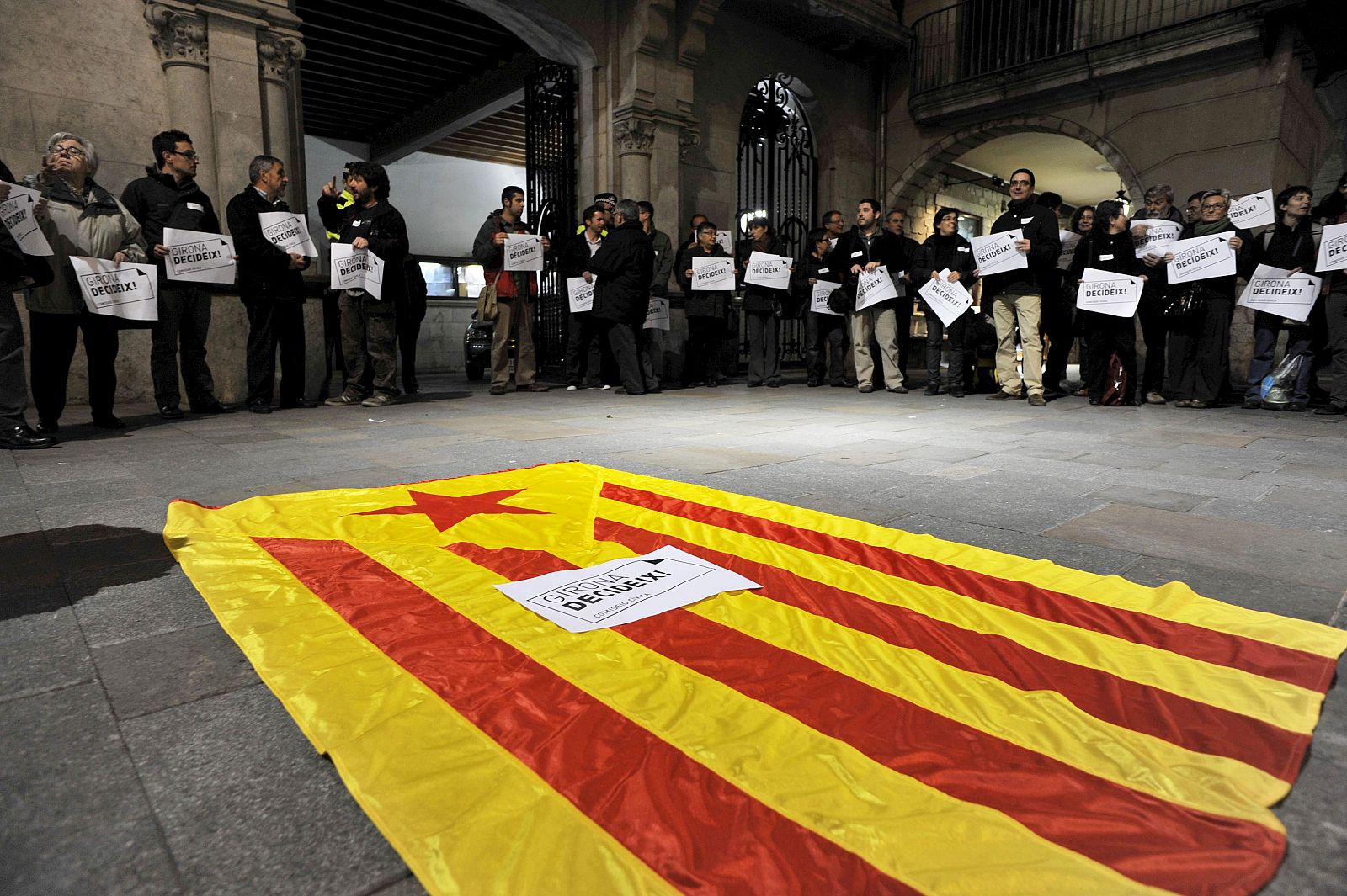 Un grupo de ciudadanos se manifiesta delante del Ayuntamiento  de Girona durante el pleno a favor de un referendum sobre la independencia de Cataluña.