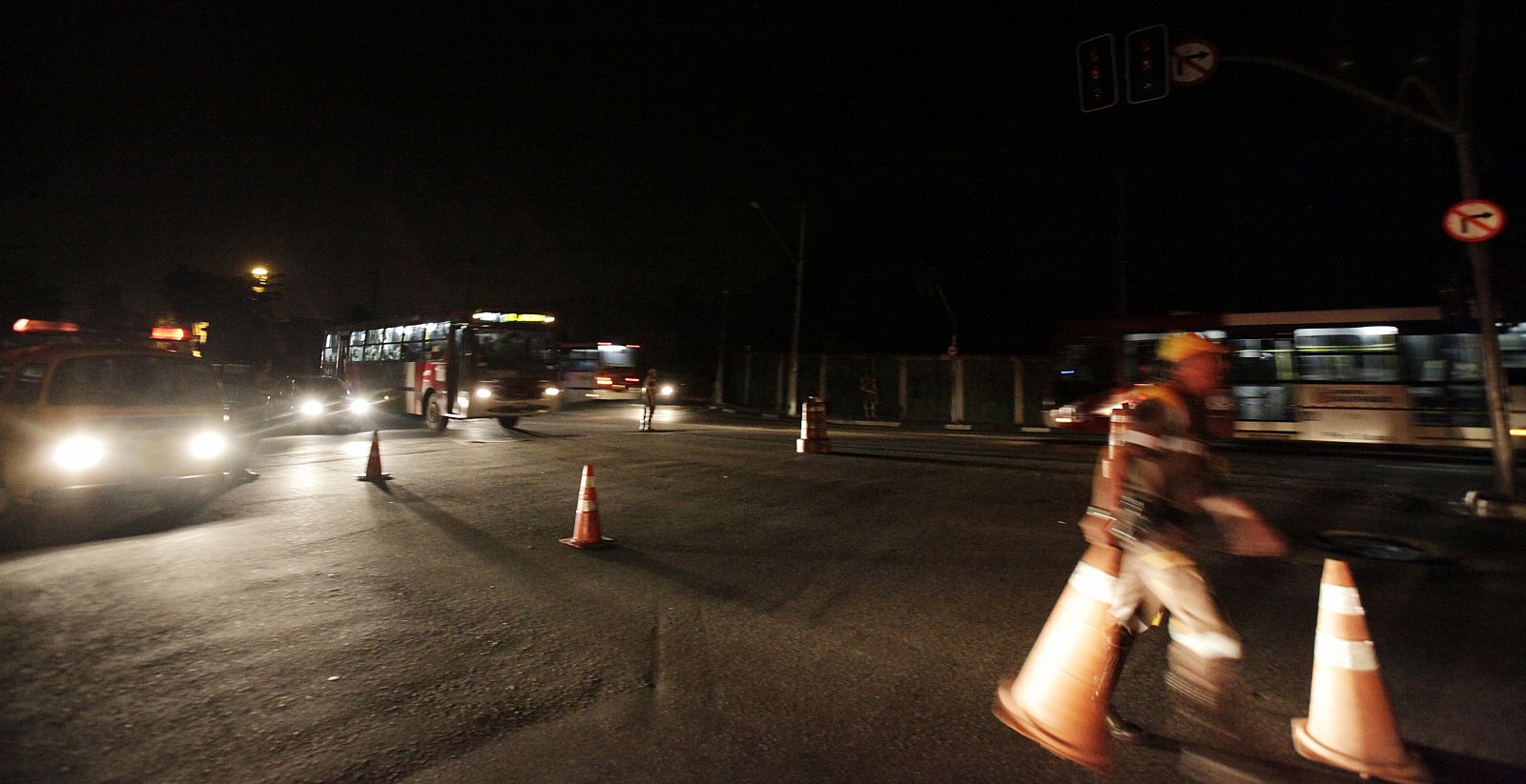 La mayor ciudad del país ha sufrido grandes problemas tráfico, a pesar de que el apagón ha empezado hacia las diez de la noche.