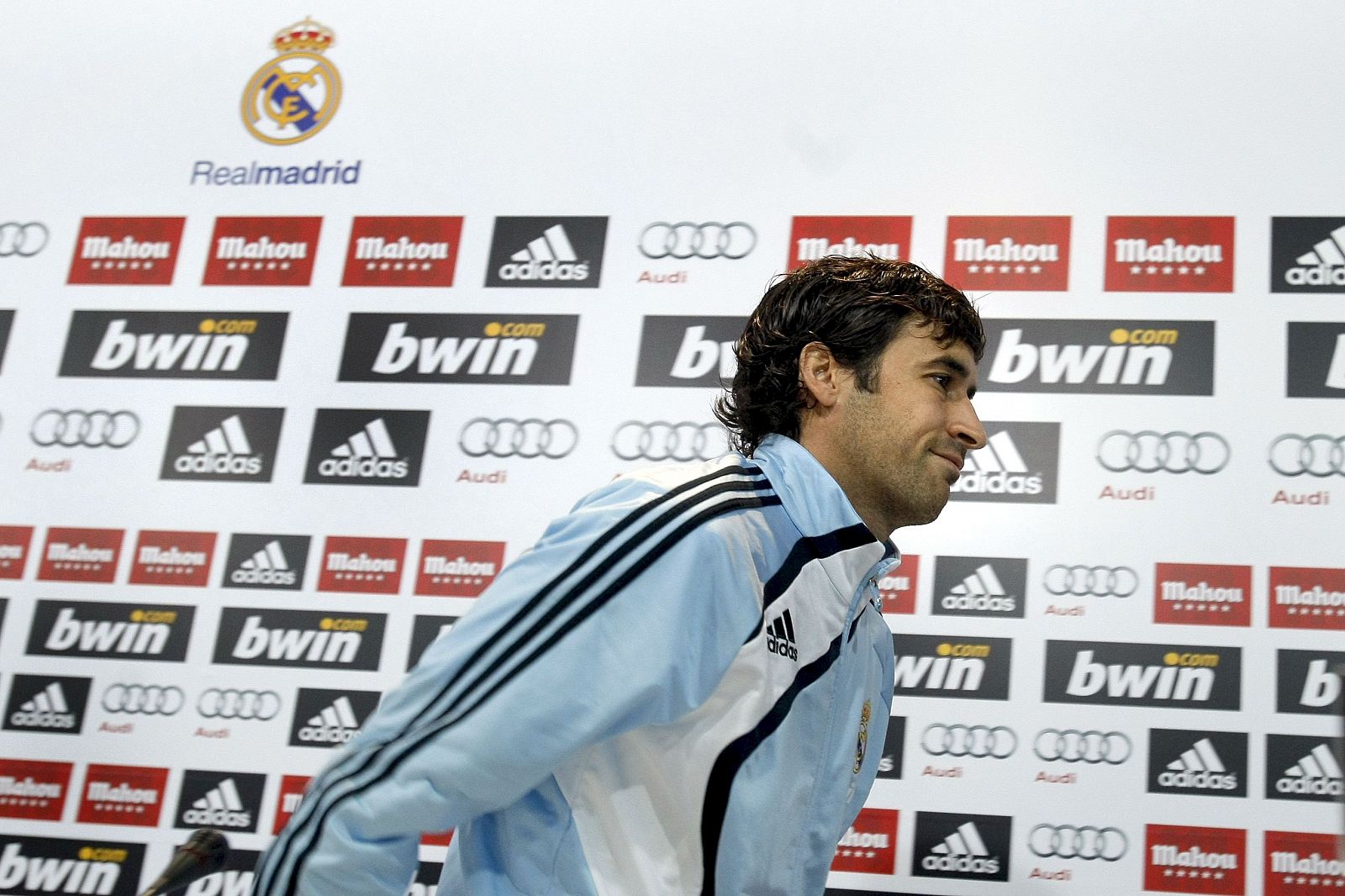 El delantero del Real Madrid Raúl González, al finalizar la rueda de prensa