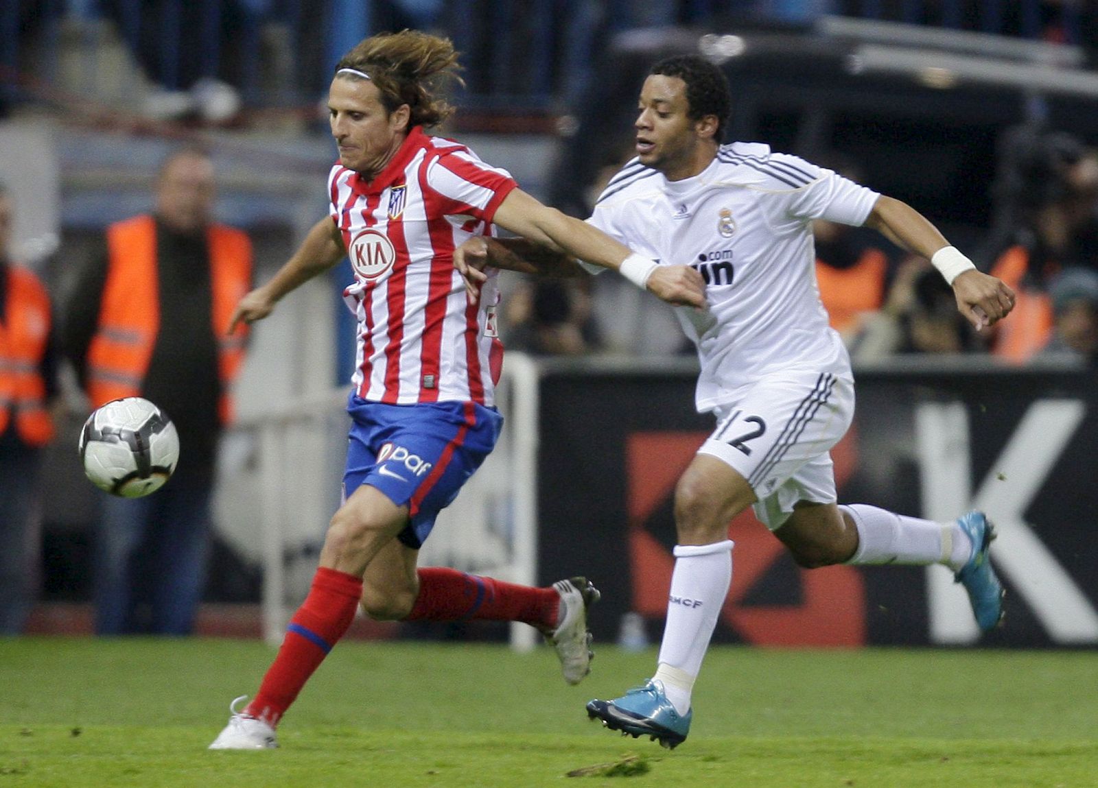 El delantero uruguayo del At. de Madrid, Diego Forlan, en el pasado derbi.