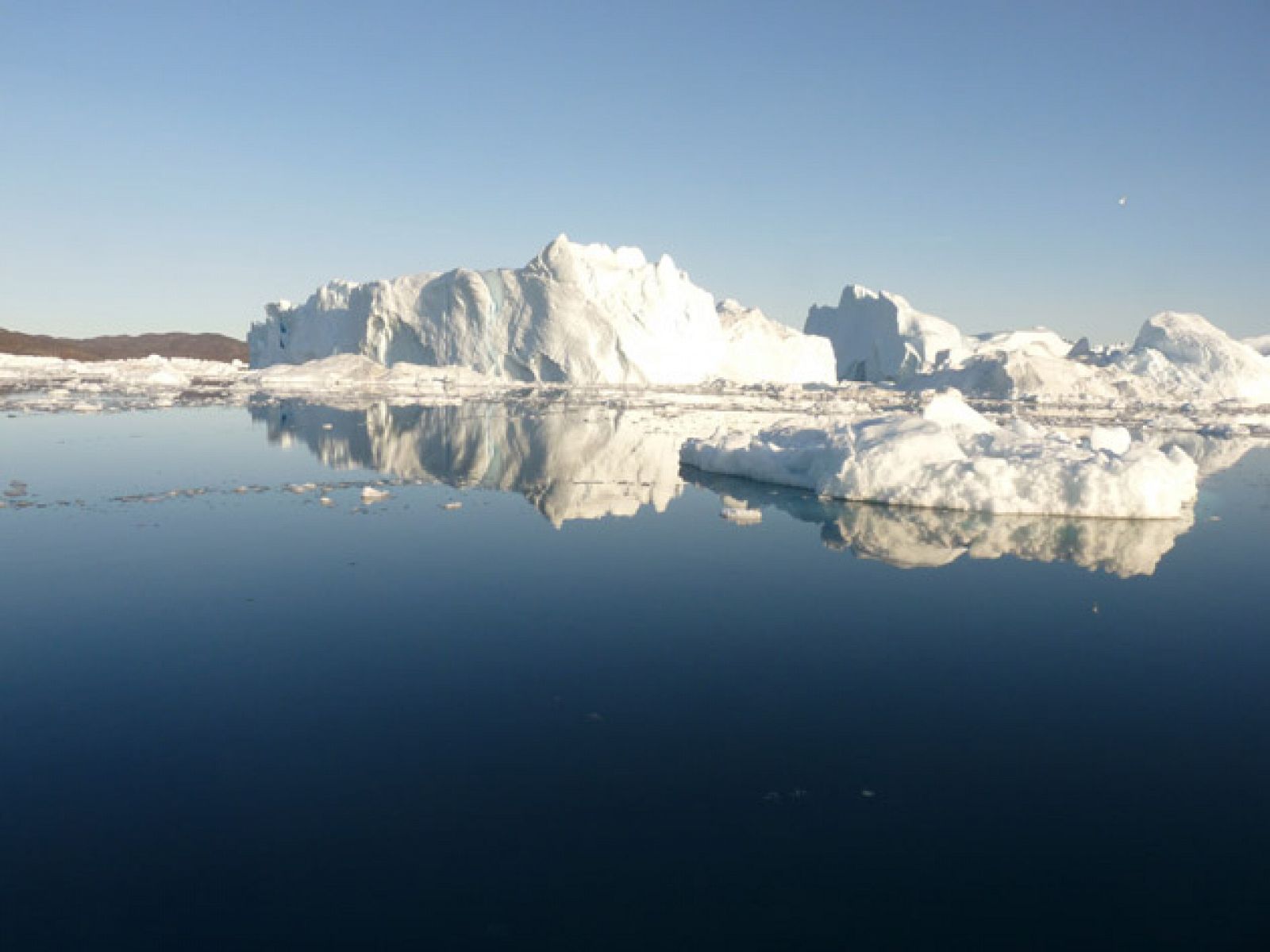Icebergs en el mar de la costa de Groenlandia