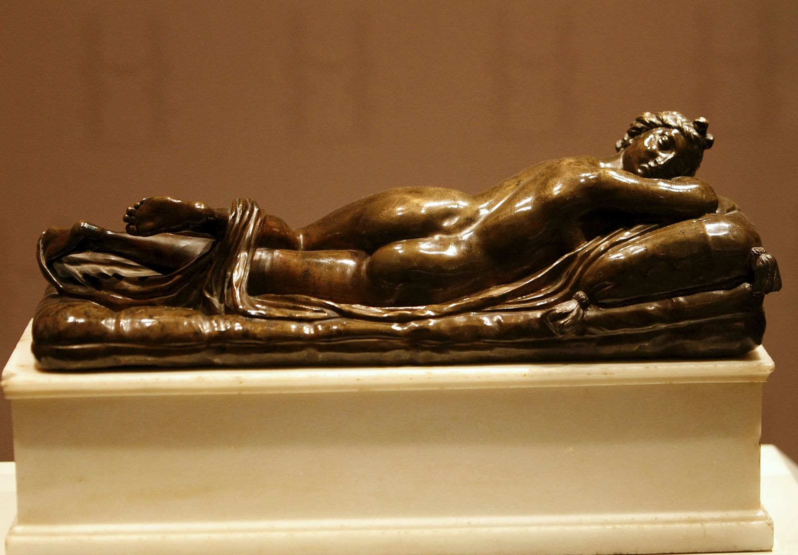 'Hermafrodita', de Giovanni Francesco Suisini, del siglo XVIII, es una de las 130 piezas que desde este jueves se exhiben en el Palacio Real de Madrid.