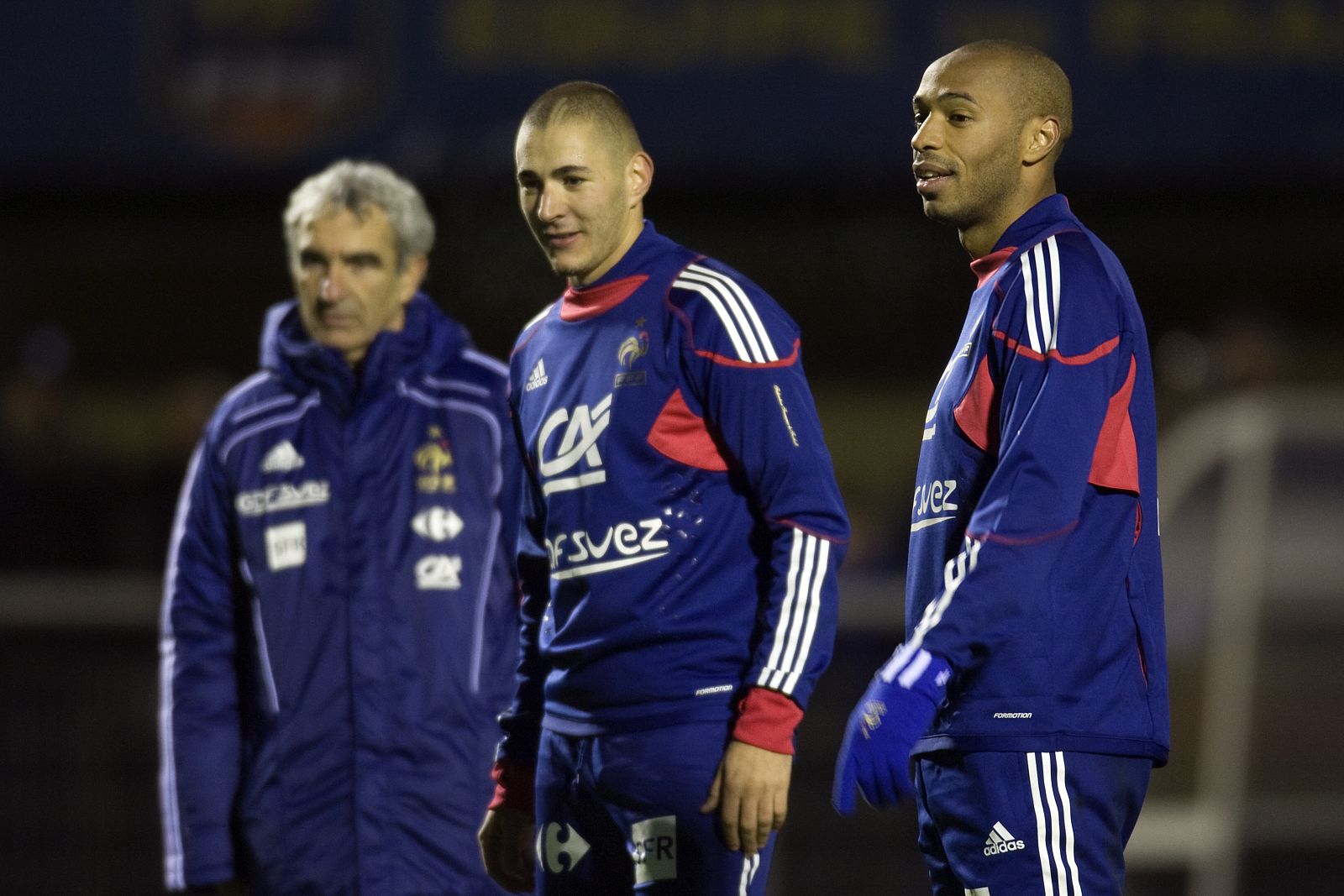 Benzema y Henry sonríen durante el entrenamiento de la selección francesa.