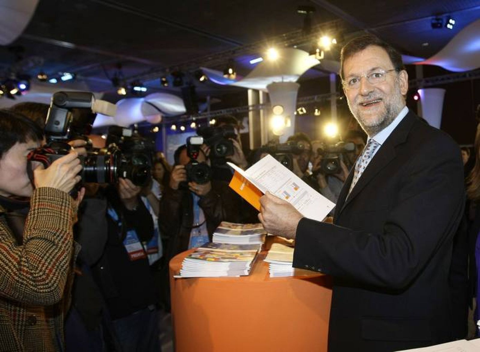 Rajoy, rodeado de periodistas, durante la convención ideológica que el PP celebra en Barcelona este fin de semana. 