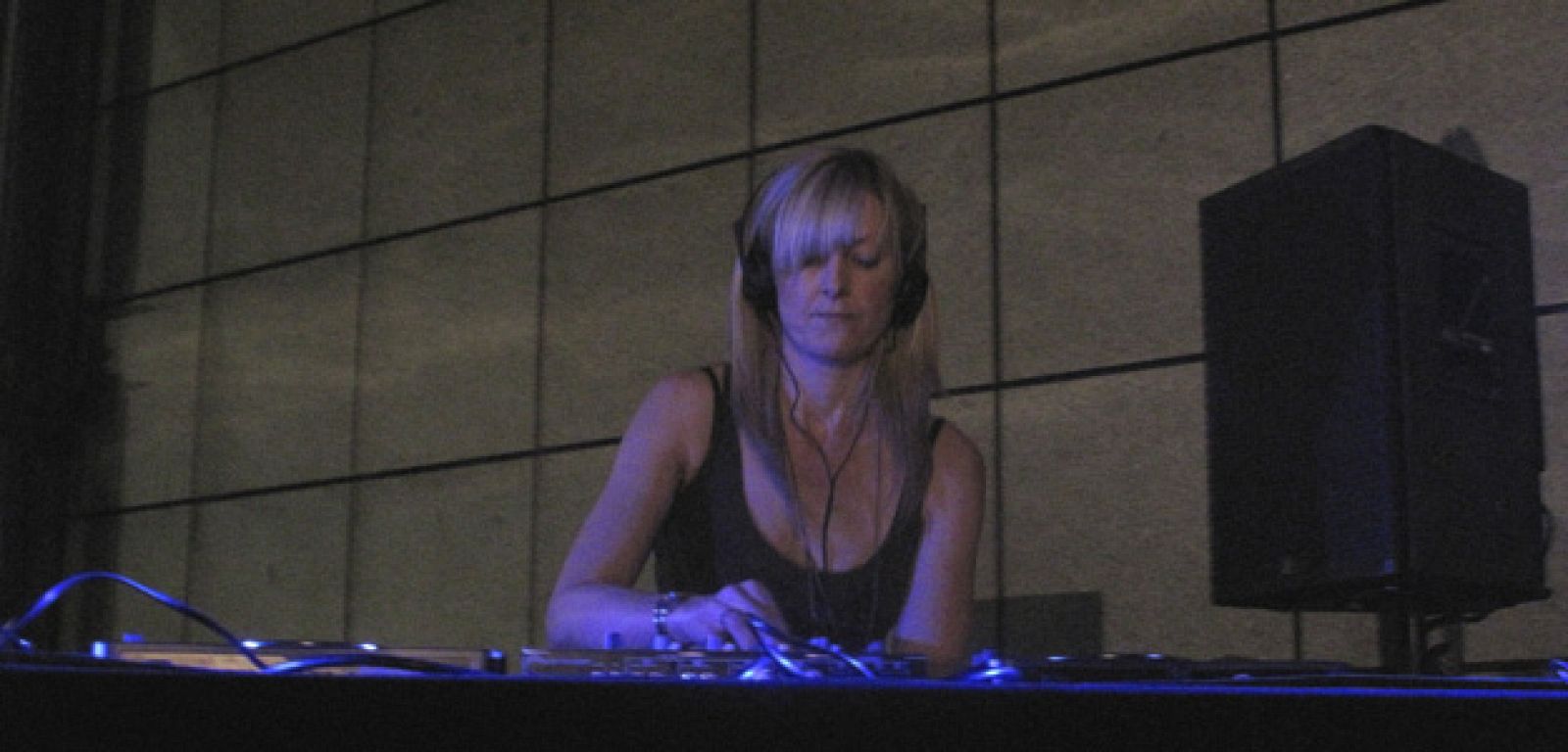 Mary Anne Hobbs, DJ de BBC Radio 1, pinchando en el MNCARS