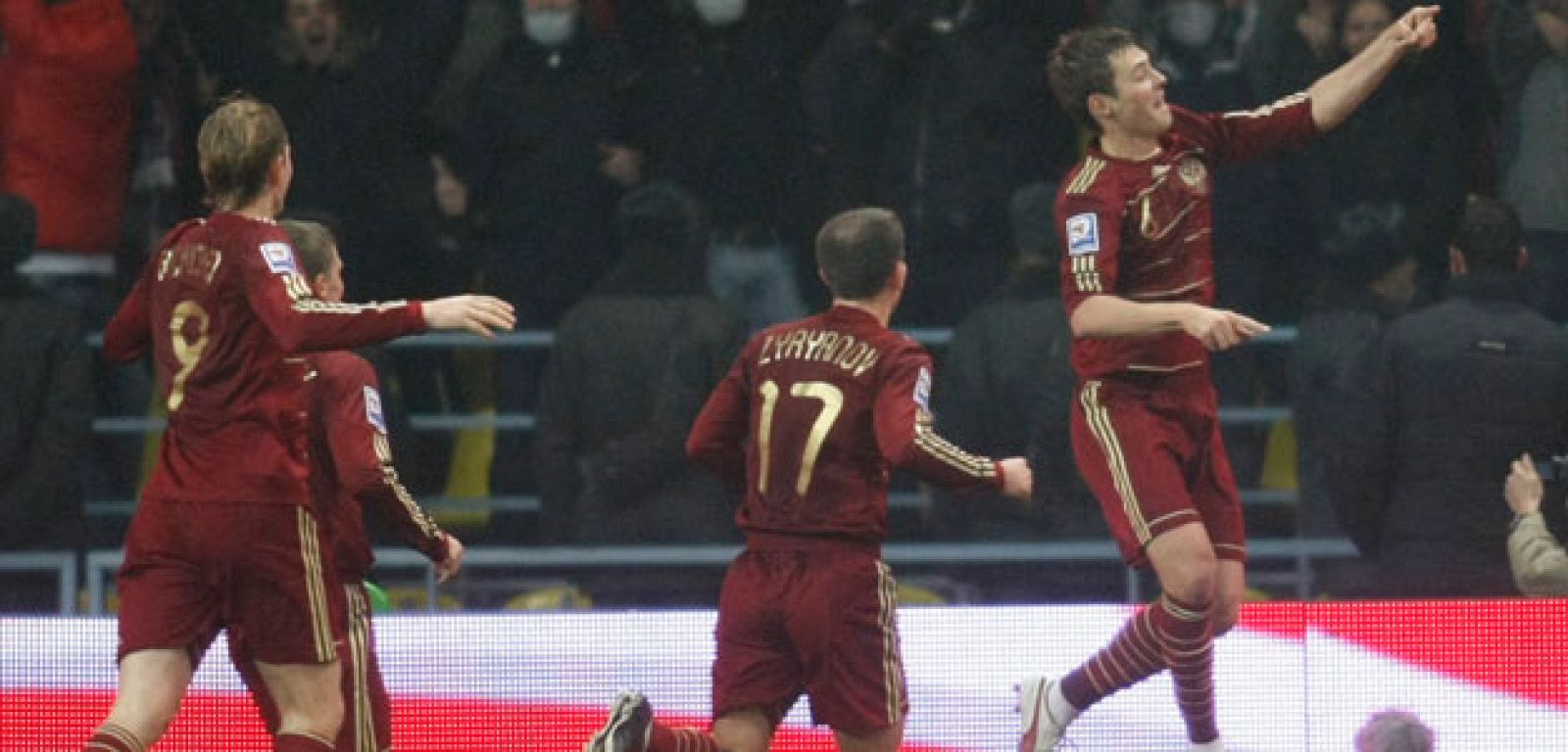 Los jugadores rusos celebran el segundo gol que les ha dado la victoria ante Eslovenia.