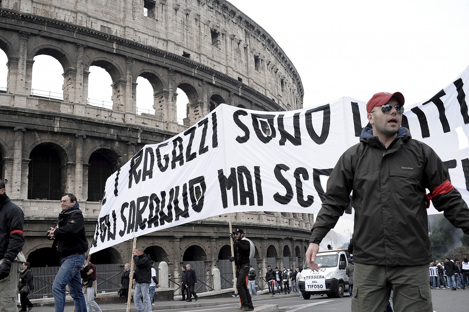 ILos hinchas se manifiestan delante del Coliseo en Roma contra la tarjeta que tendrán que mostrar para poder acceder a los estadios.