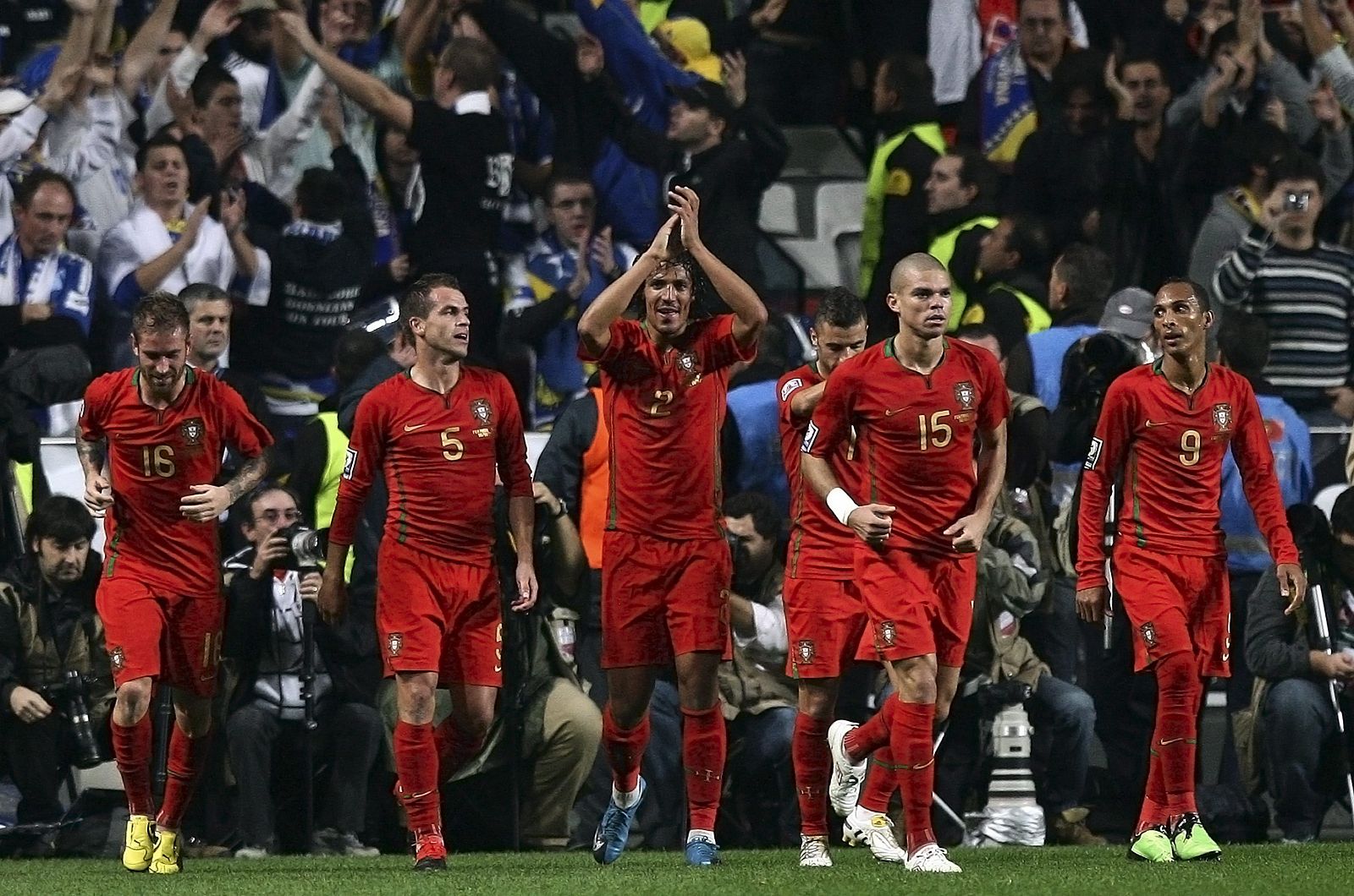 Los jugadores de Portugal celebran el solitario gol de Bruno Alves ante Bosnia.