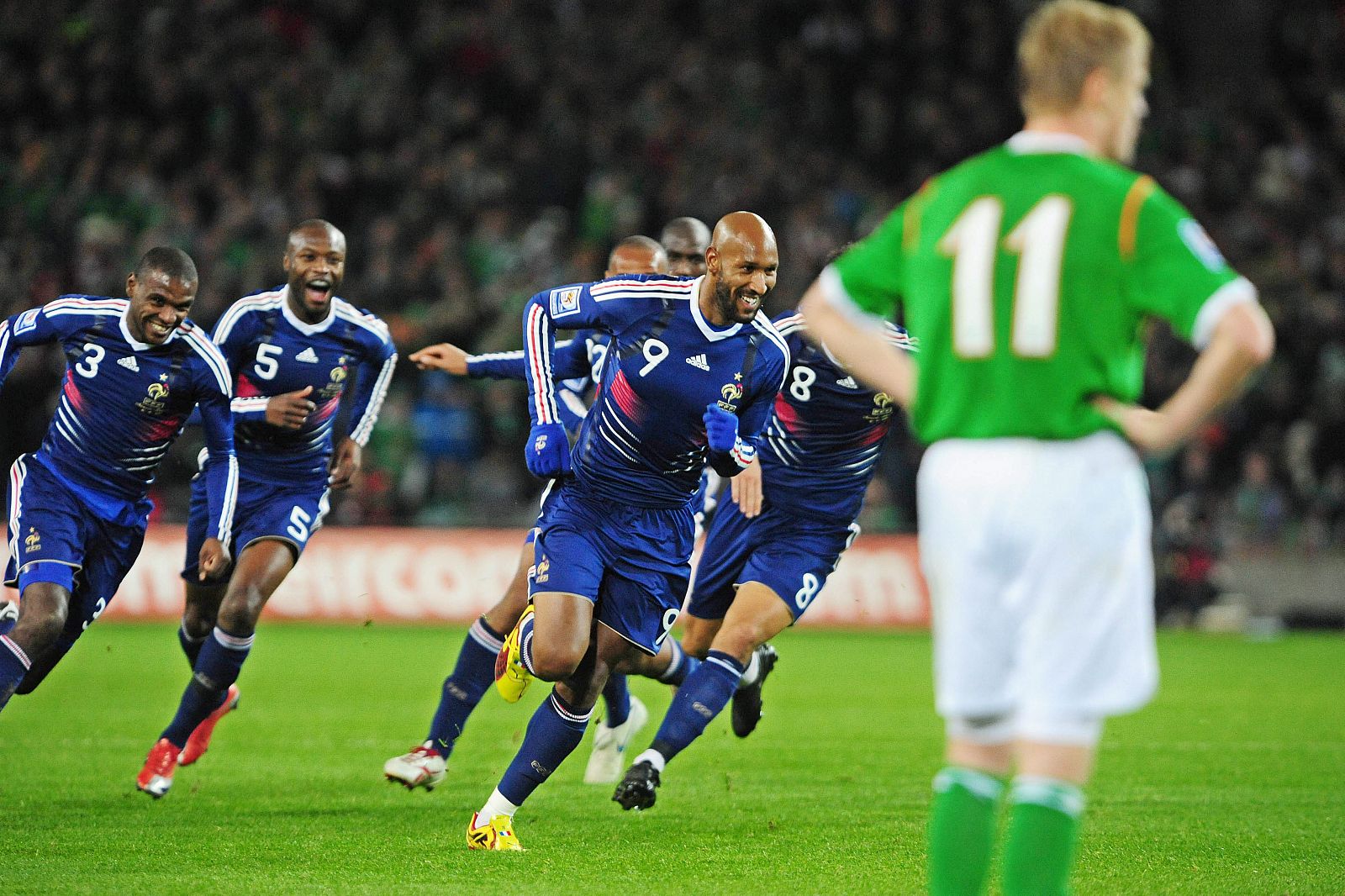 Los jugadores de Francia celebran el gol de Nicolas Anelka ante Irlanda.