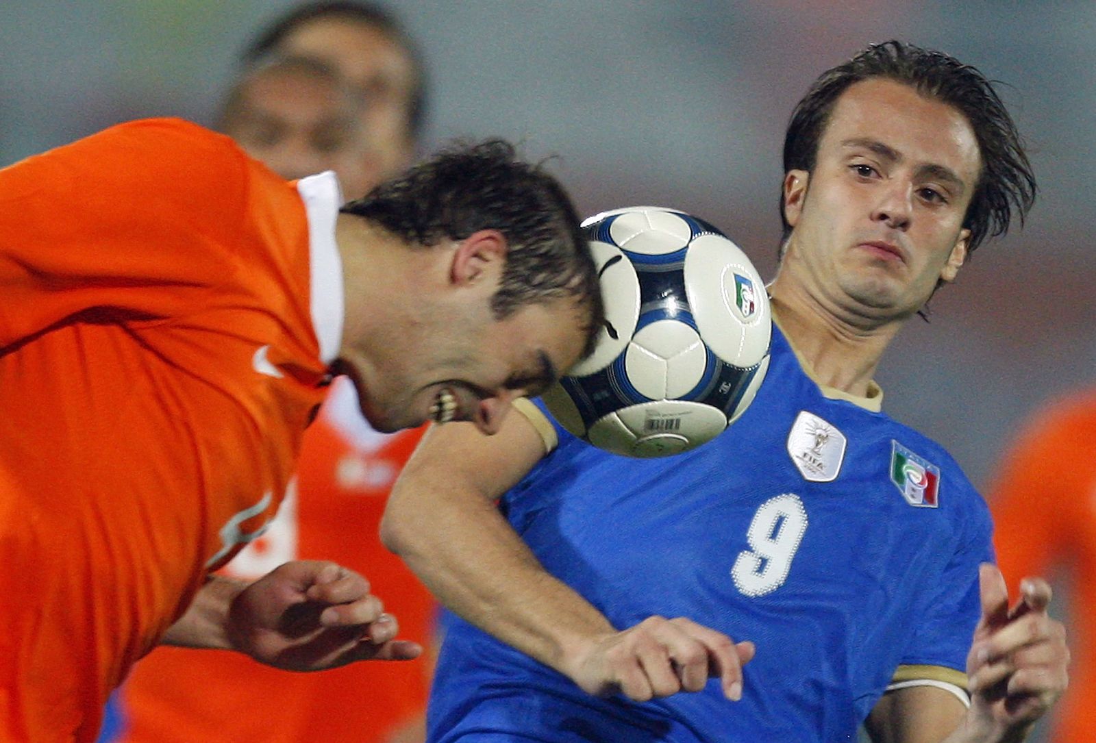 Mathijsen intenta llevarse el balón ante la mirada de Gilardino