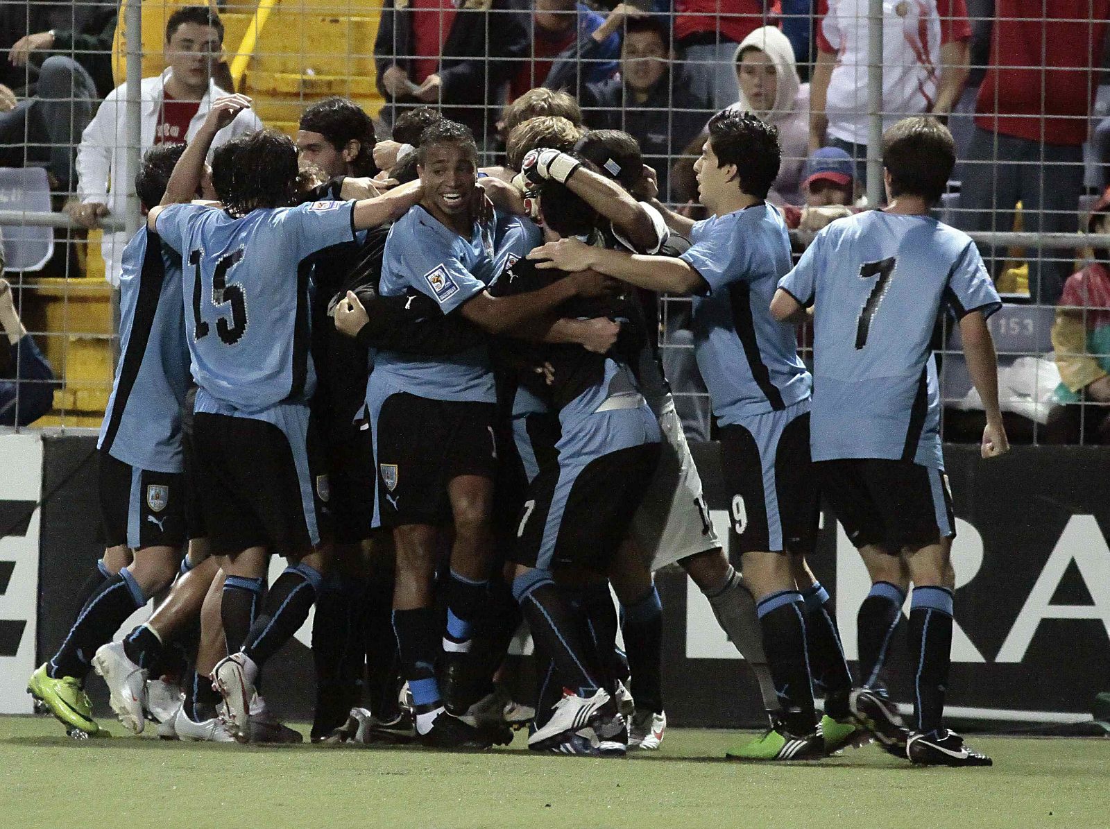 Los jugadores de la selección de Uruguay celebran tras anotar ante Costa Rica