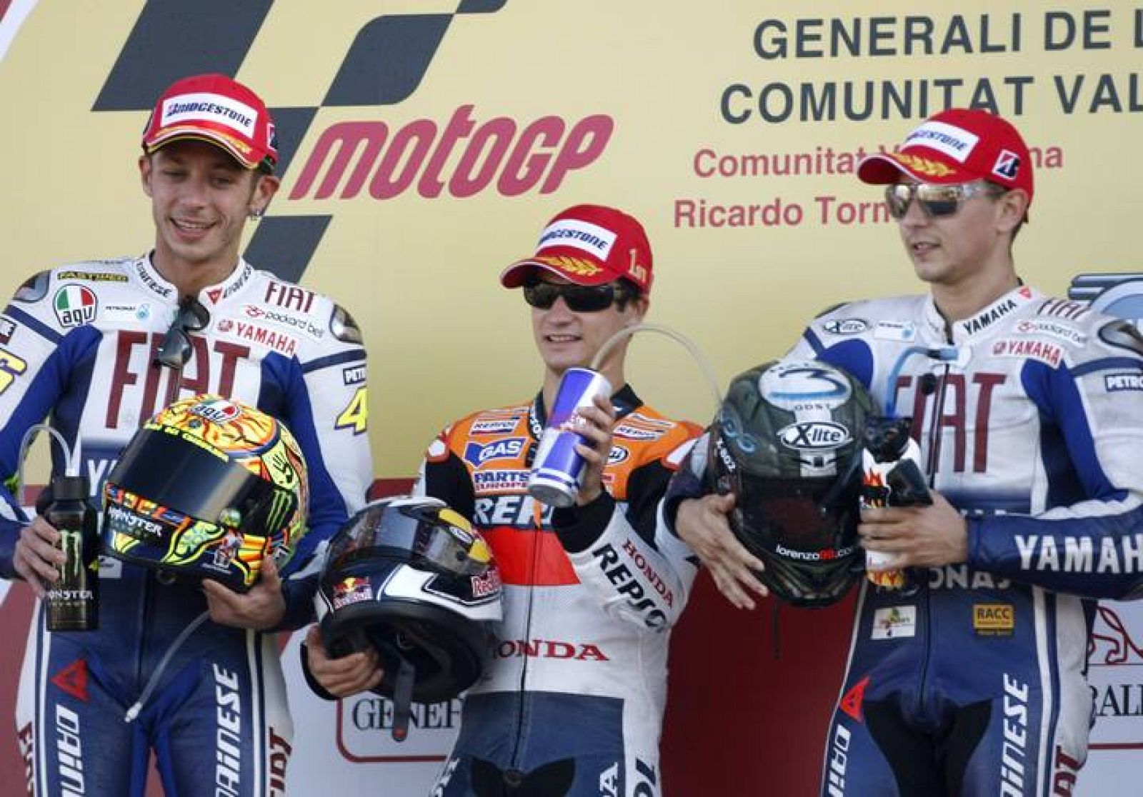 Rossi y Lorenzo flanquean a Dani Pedrosa en el podio del circuito Ricardo Tormo de Valencia.
