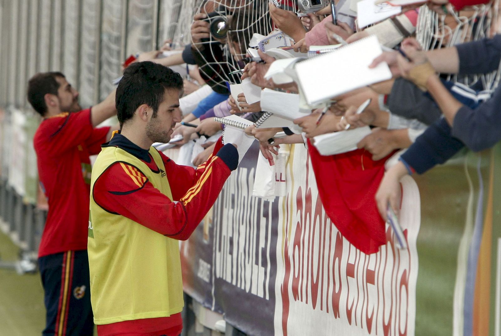 Cesc Fábregas firma autógrafos tras el entrenamiento en la Ciudad del Fútbol de Las Rozas