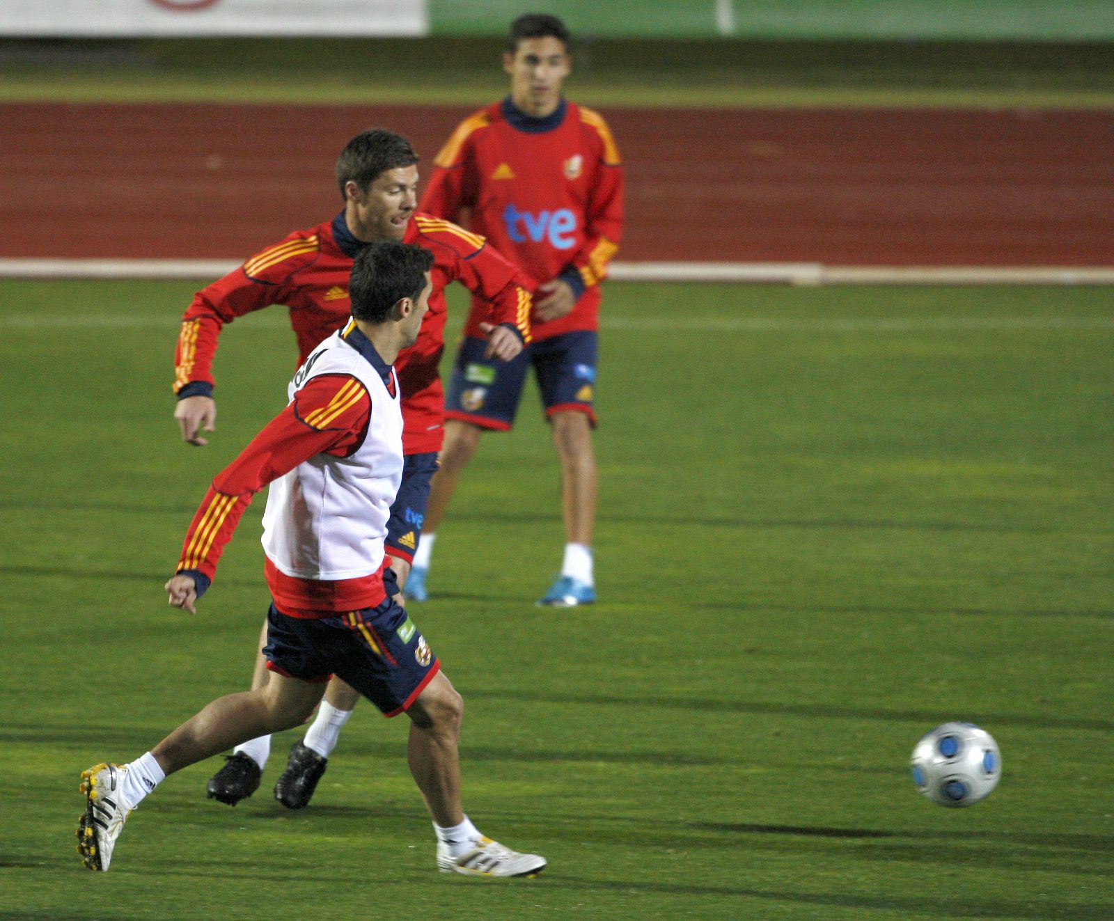 El jugador de la selección española de fútbol Álvaro Arbeloa, pelea por el control del balón con su compañero Xabi Alonso.