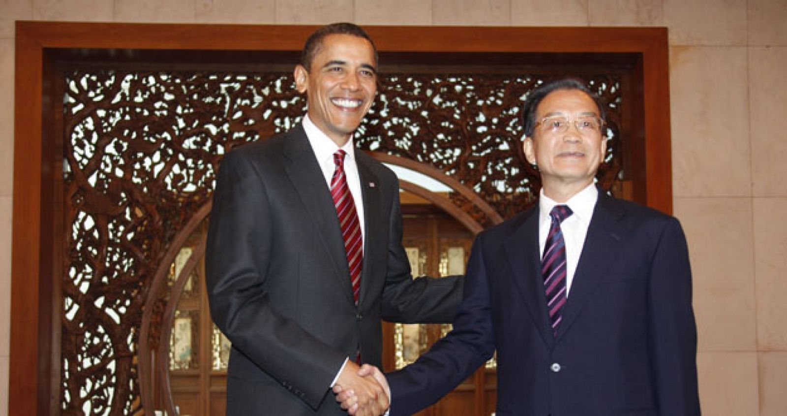 El primer ministro chino, Wen Jiabao (d), saluda al presidente de Estados Unidos, Barack Obama (i), antes de una reunión bilateral en la Casa de Huéspedes Diaoyutai en Pekín (China).