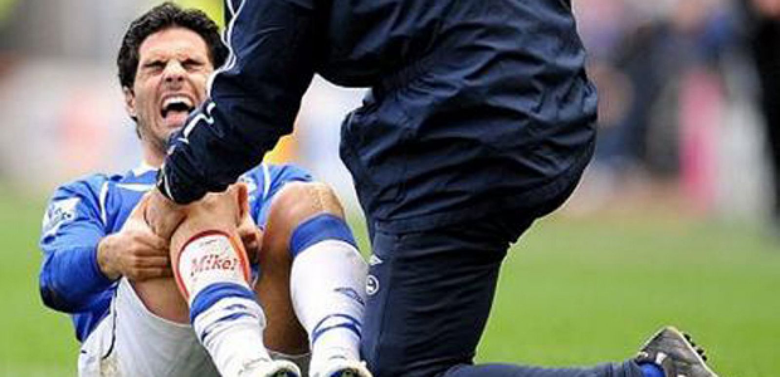 Mikel Arteta se lesionó en un partido ante el Newcastle.