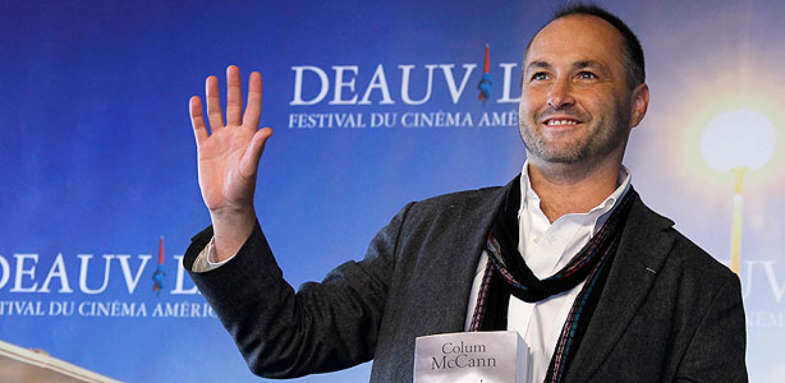 El escritor irlandés Colum McCann posa su libro, con  el que ha ganado el National Book award 2009