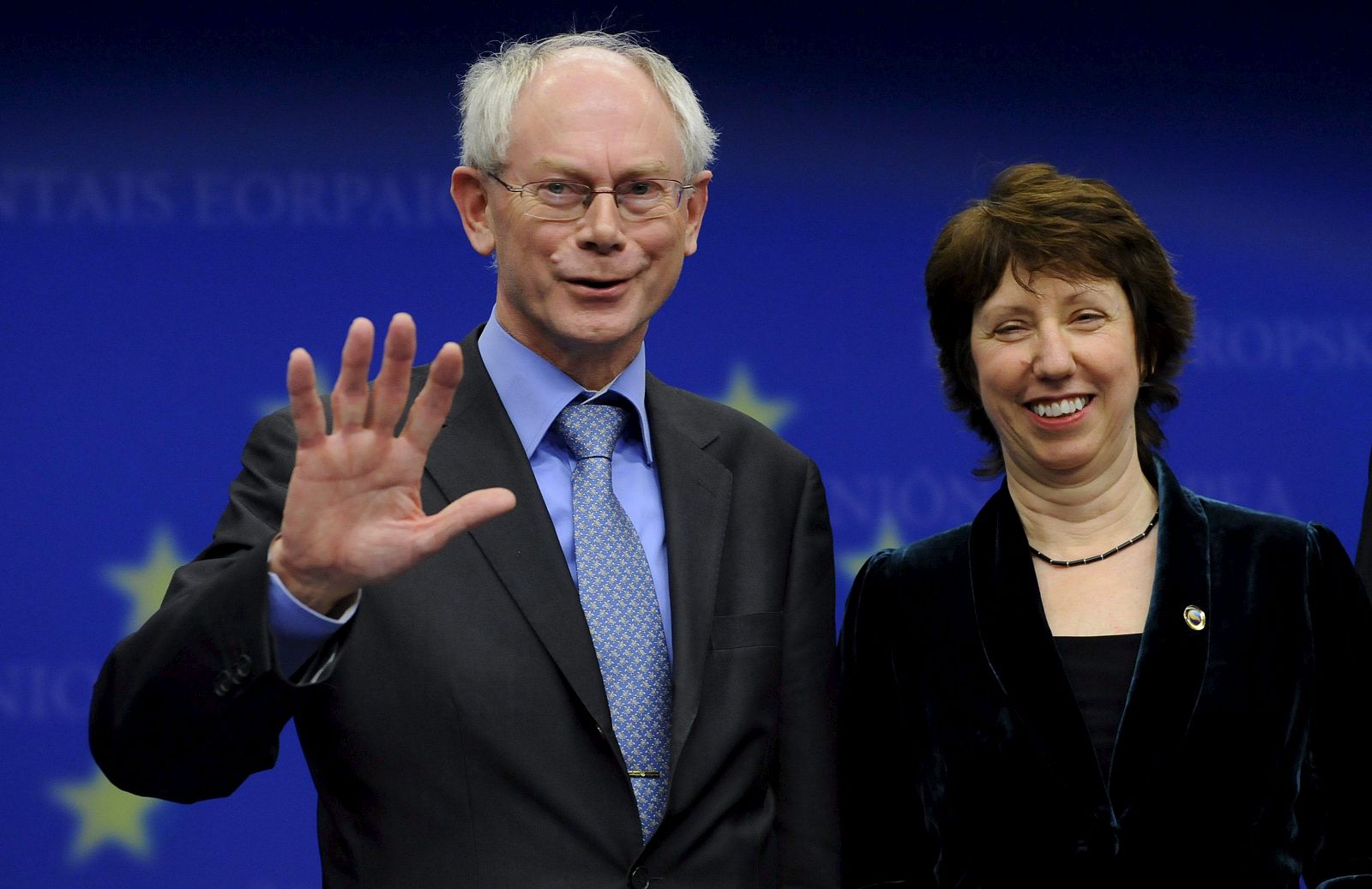 El primer ministro belga, Herman Van Rompuy (i), y la comisaria europea de Comercio, Catherine Ashtone