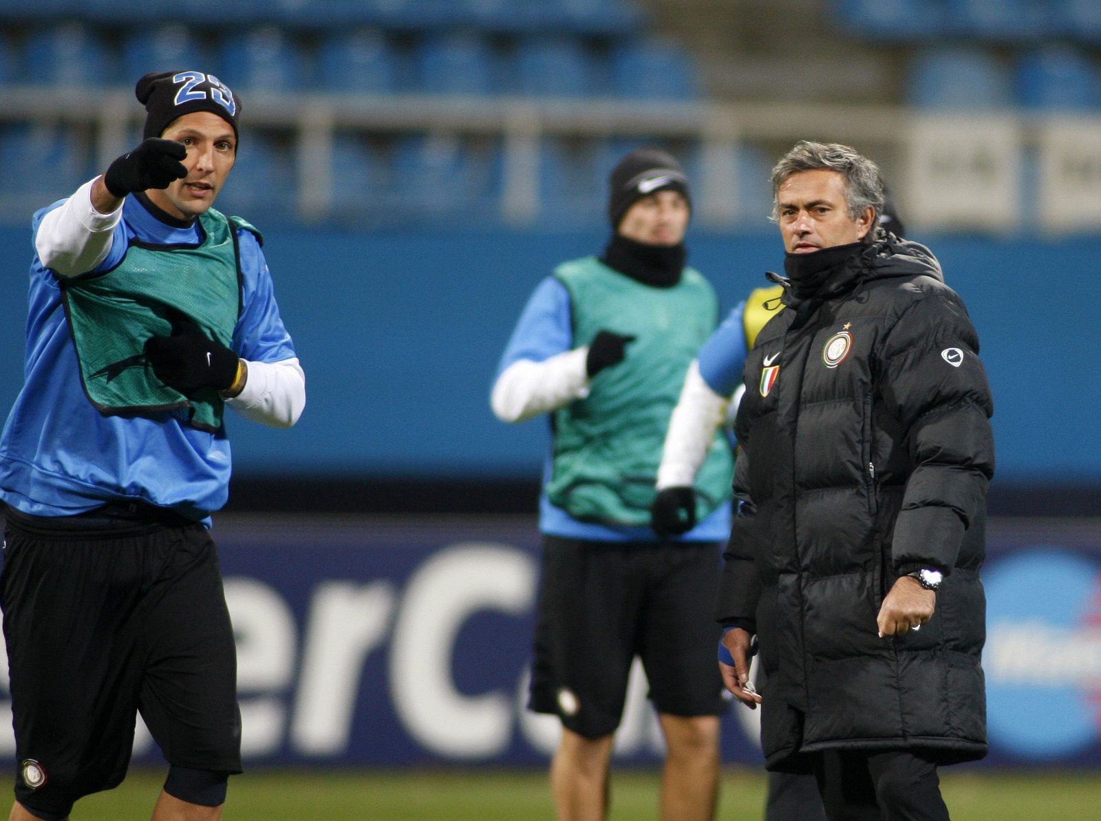 Jose Mourinho dando ordenes en uno de los entrenamientos del Inter Milan